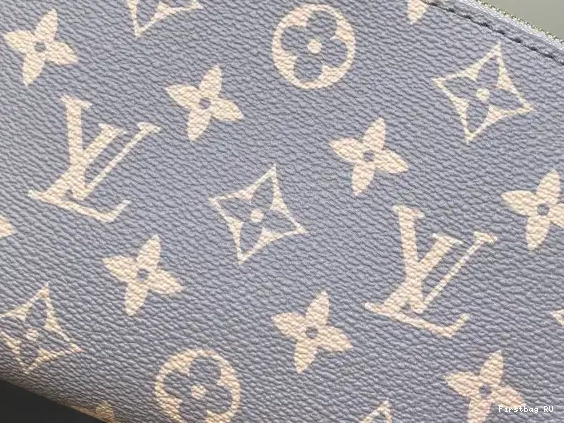 First bag Louis Cosmétique Pochette Vuitton PM 0617